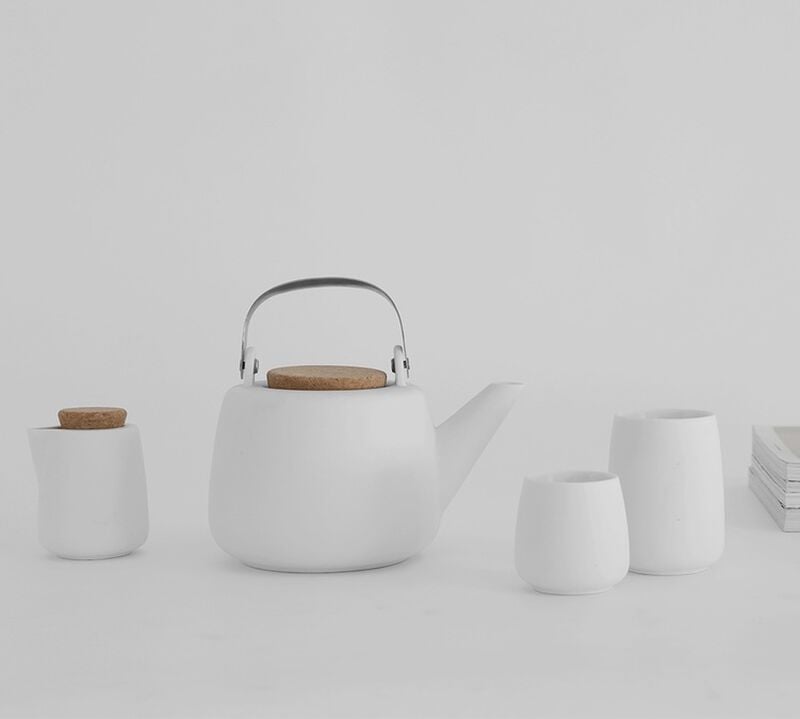 Viva Scandinavia Nicola white porcelain teapot - 1.2L + free gift image number 1