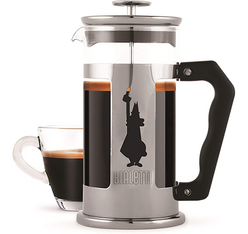 il caff&egrave; versato nella caffettiera a pistoni Preziosa