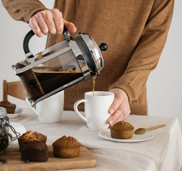 cafe servie grace a la cafetiere a piston chambord bodum
