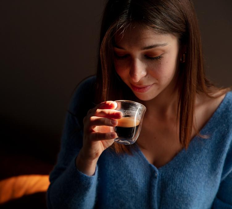 caff&egrave; in grani appena tostato con bicchieri da espresso maxicoffee