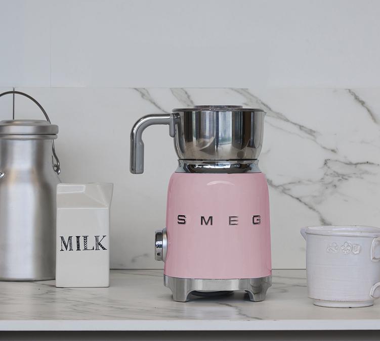 montalatte e cioccolattiera smeg rosa