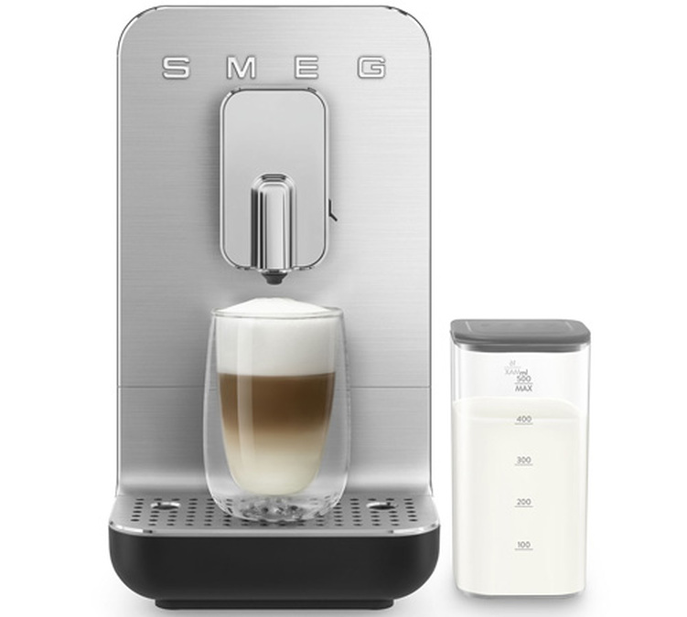 design moderno smeg nera con caraffa del latte