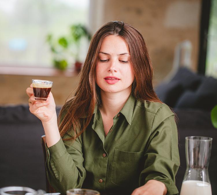 caff&egrave; in grani appena tostato con bicchieri da espresso maxicoffee