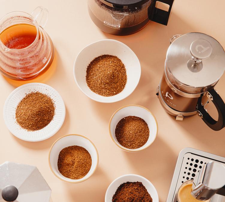 momento di degustazione con caff&egrave; macinato e bicchieri maxicoffee
