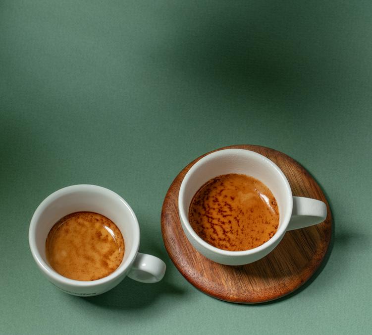 momento di degustazione con caff&egrave; in grani e bicchieri maxicoffee